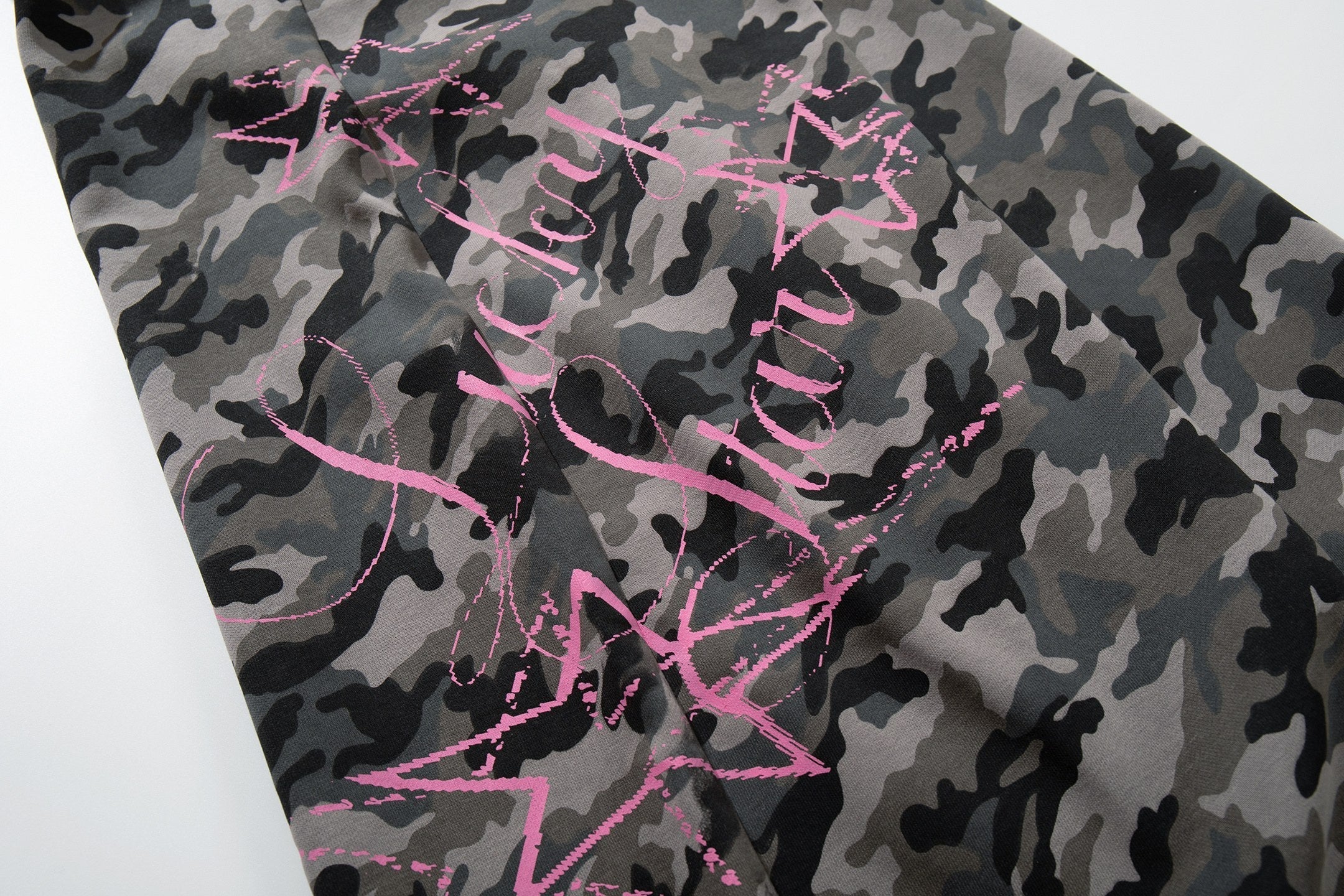 CapCabin “Camo Graffiti Wide-Leg Pants”