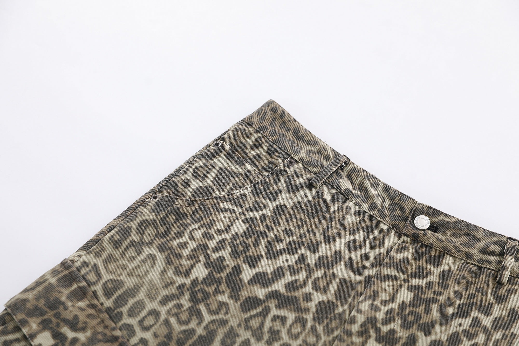 CapCabin “Leopard Cargo Shorts”